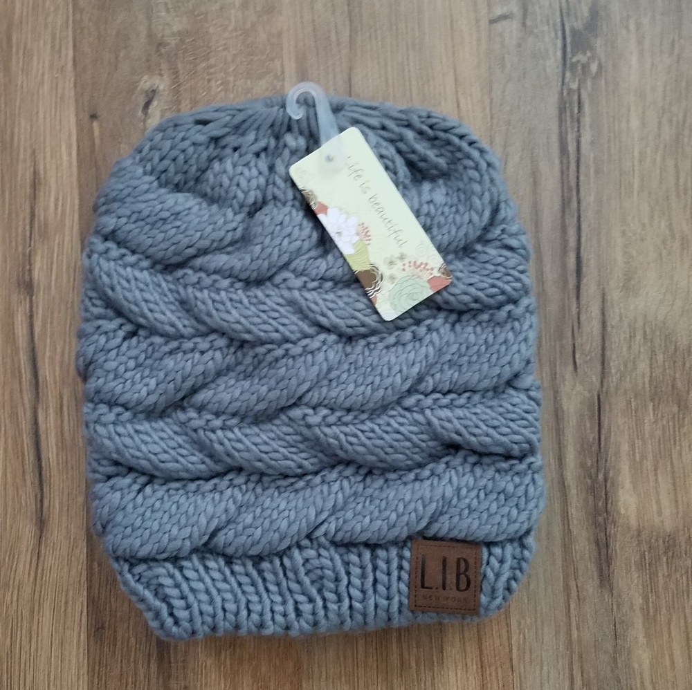 LAST ONE!!! MESSY BUN BEANIE - Picture 2 of 4